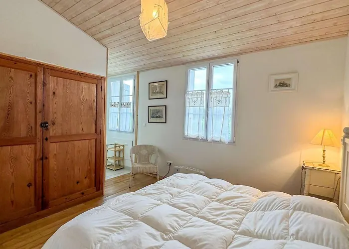 Belle Maison Familiale Avec Piscine Et Parking * Loix